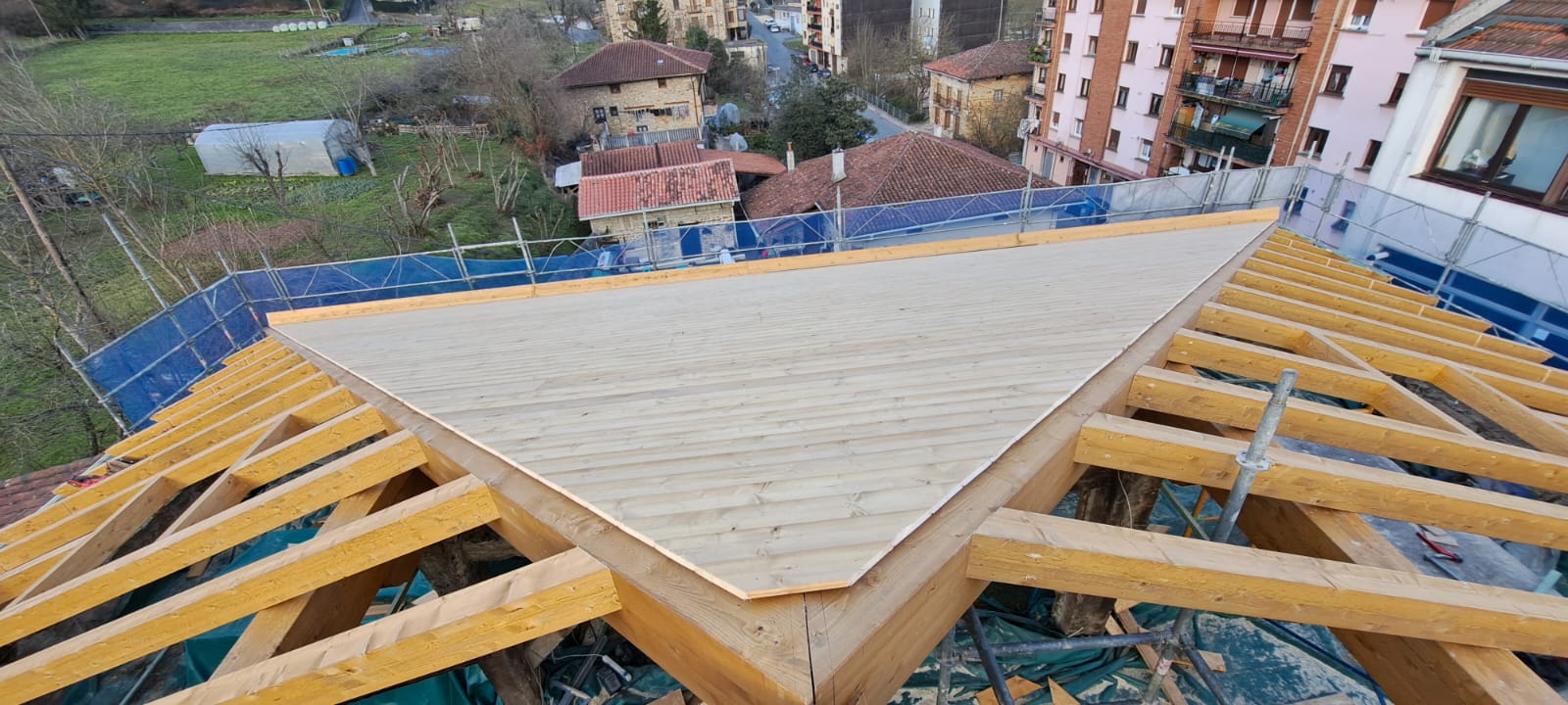 Construcción completa de la estructura de madera de una cubierta