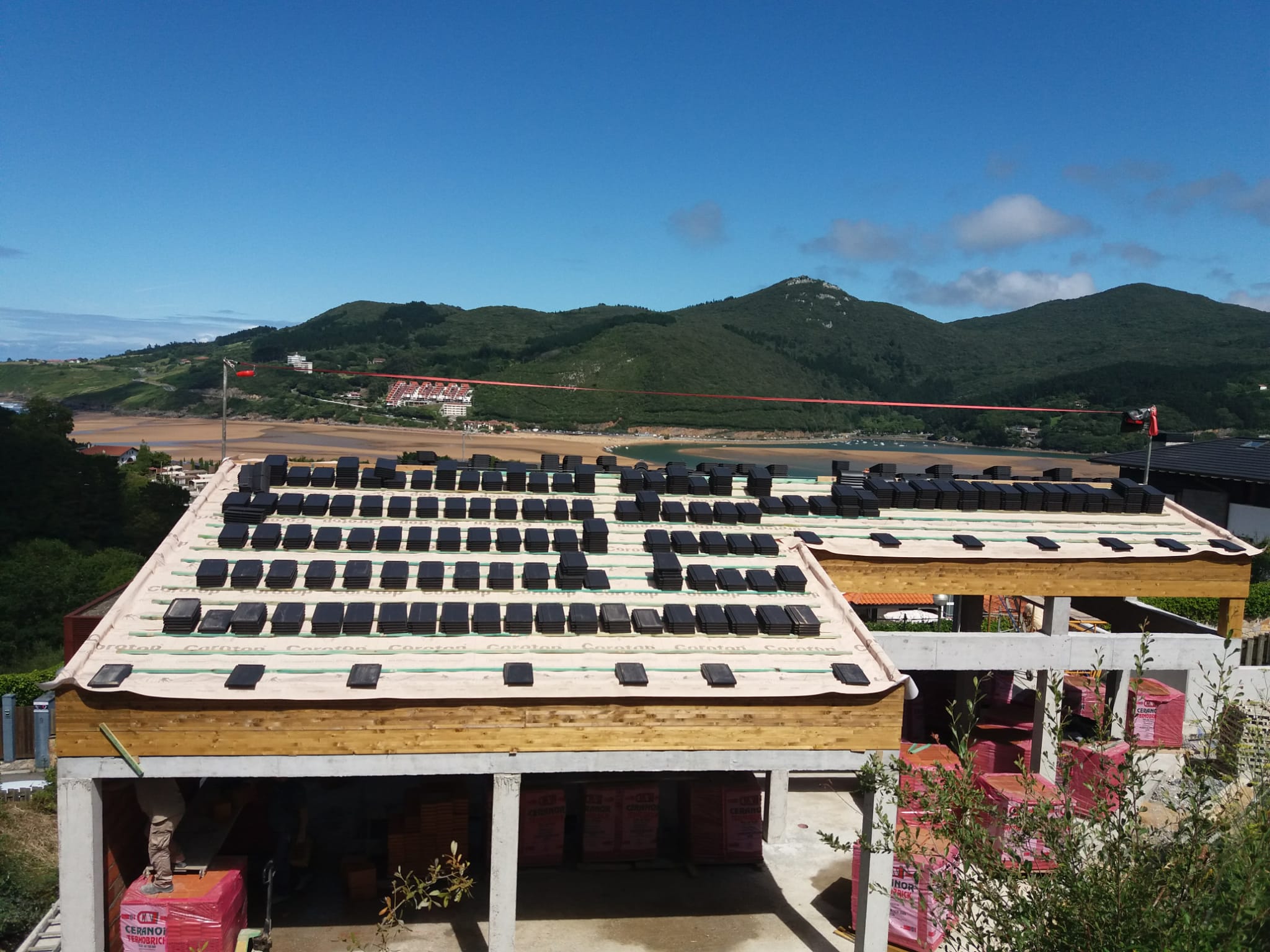 Construcción completa de la estructura de madera de una cubierta de 150m2 compuesta por vigas apoyadas en pilares de hormigón, cabios, tabla machihembrada y frentes en madera de abeto.