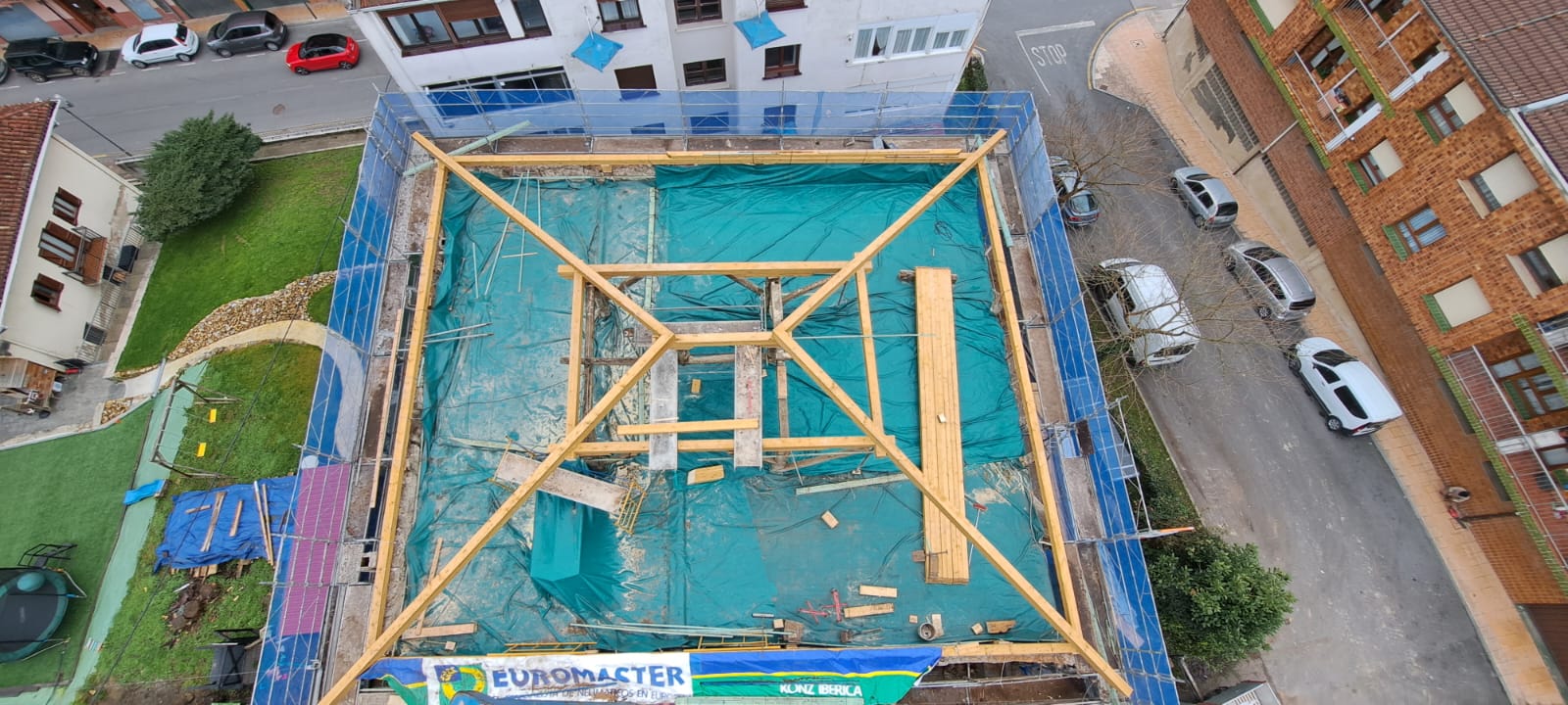 Construcción completa de la estructura de madera de una cubierta de 300,50 m2 de superficie.