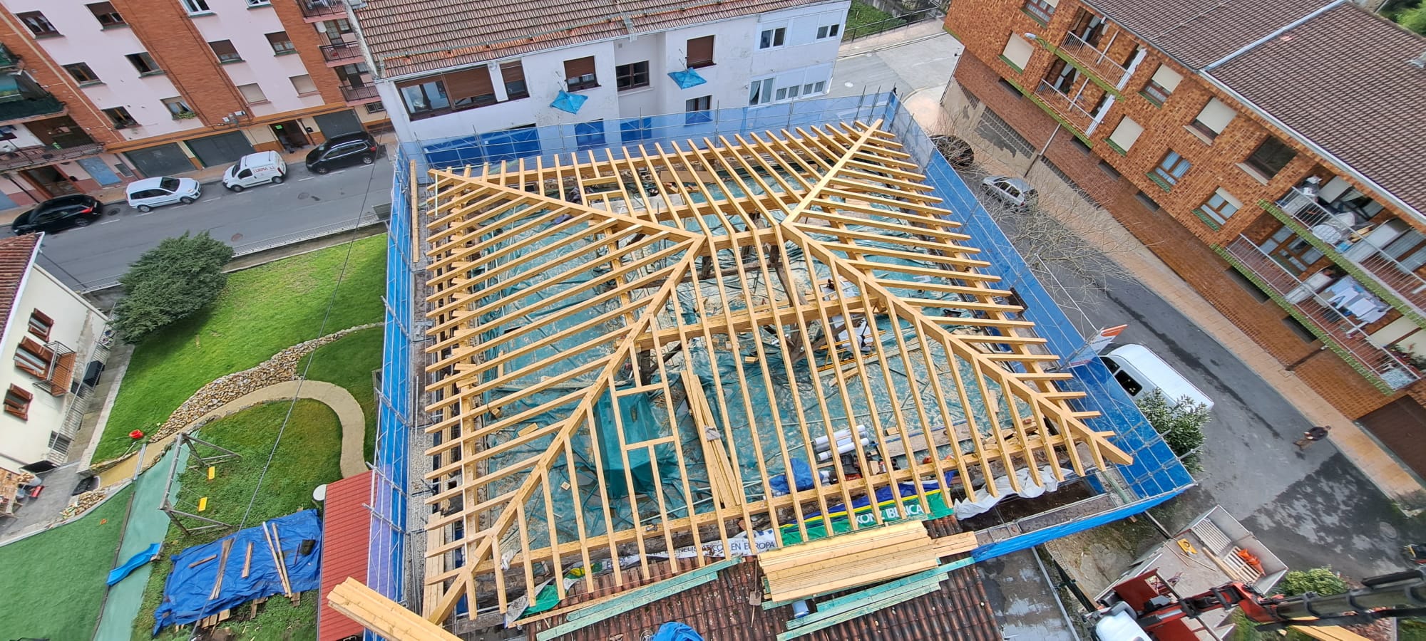 Construcción completa de la estructura de madera de una cubierta de 300,50 m2 de superficie.