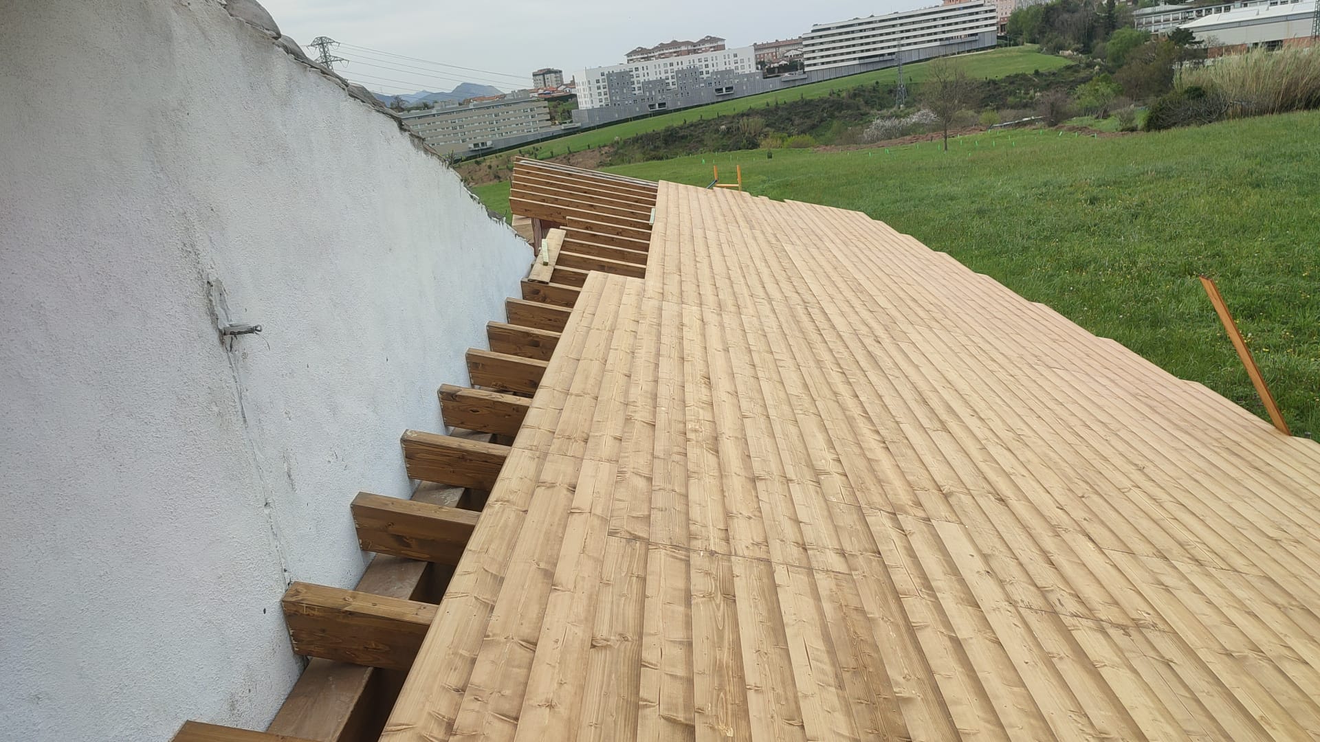 Construcción completa de la estructura de madera de una cubierta