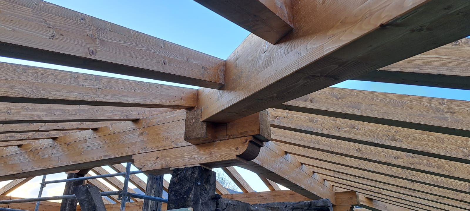 Construcción completa de la estructura de madera de una cubierta de 300,50 m2 de superficie.