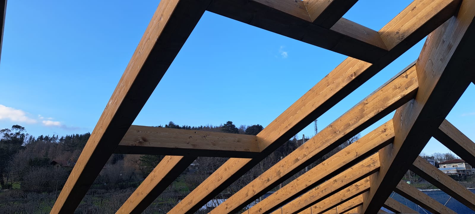 Construcción completa de la estructura de madera de una cubierta de 300,50 m2 de superficie.