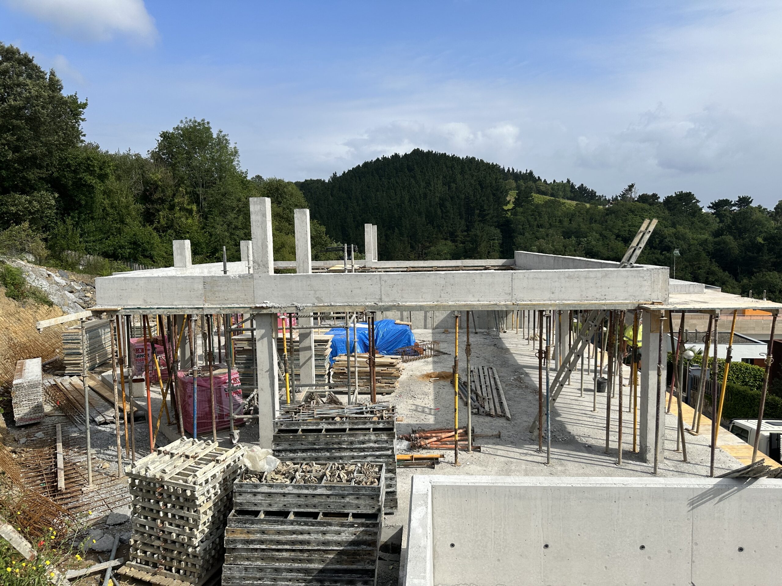 Construcción completa de la estructura de madera de una cubierta de 150m2  compuesta por vigas apoyadas en pilares de hormigón, cabios, tabla machihembrada y frentes en madera de abeto.