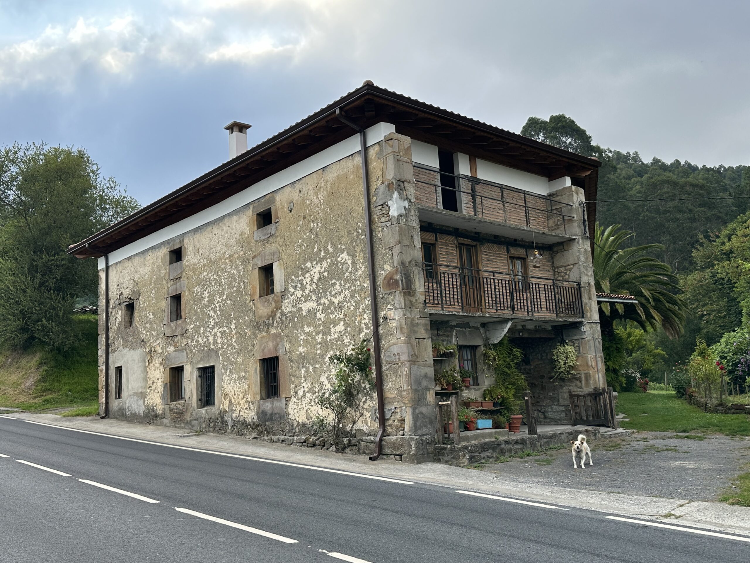 Caserío visto desde la carretera