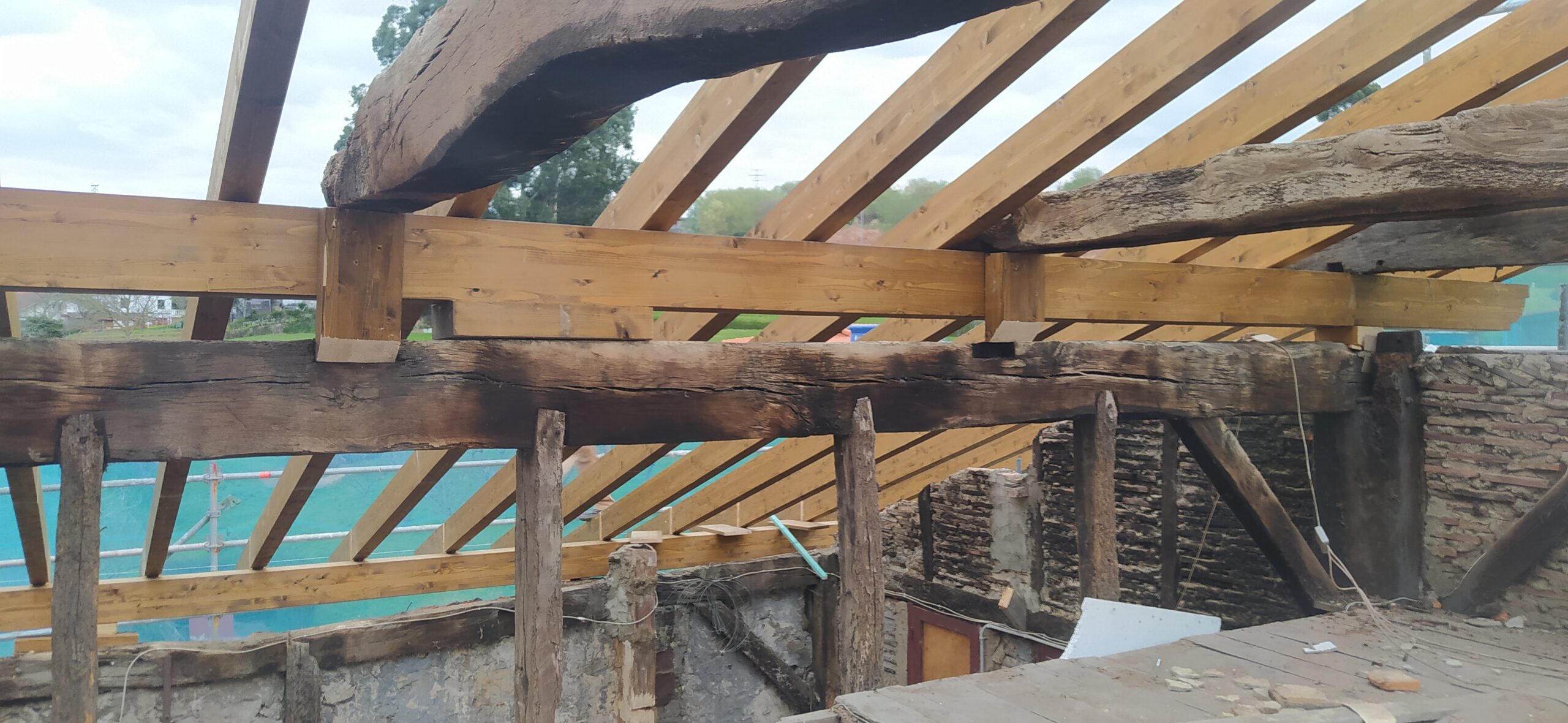 Construcción completa de la estructura de madera de una cubierta