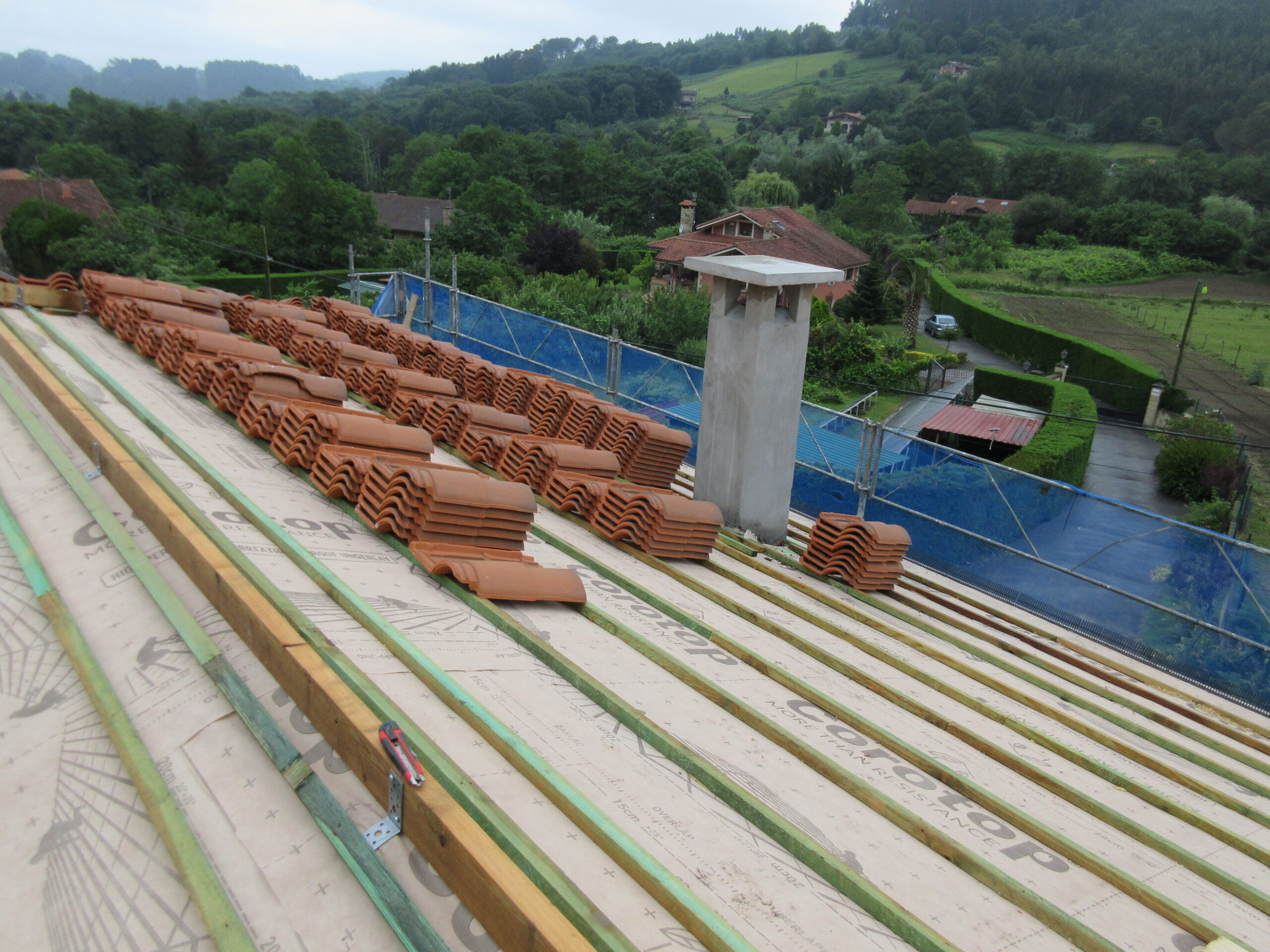 Construcción de una chimenea y cierre de parte de la fachada con tabla.