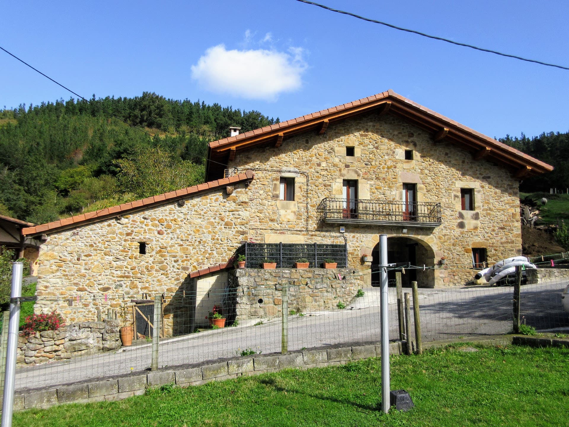 Vista de la fachada exterior caserío