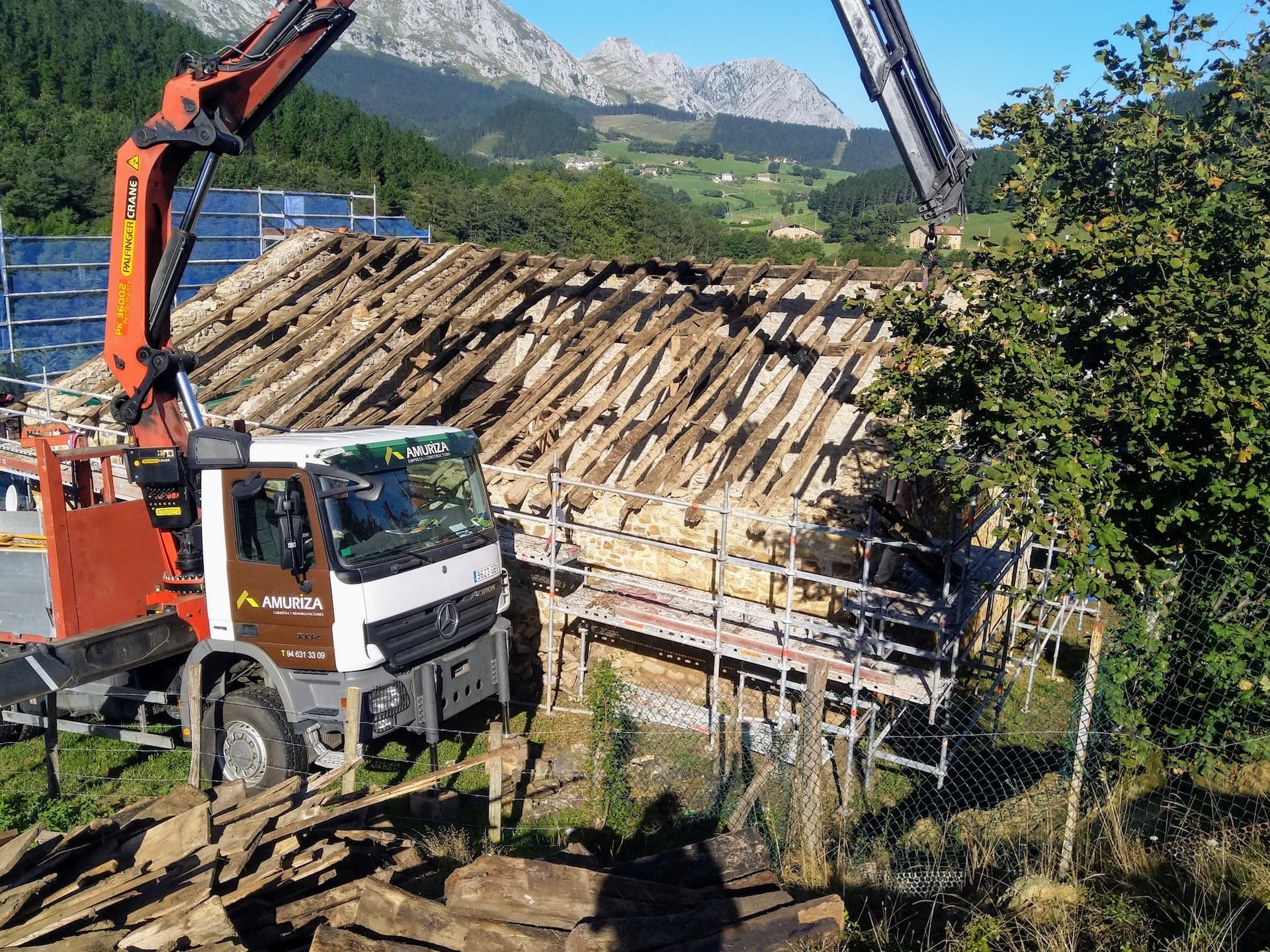 Retirada de teja árabe, tabla, cabios y estructura de madera de roble