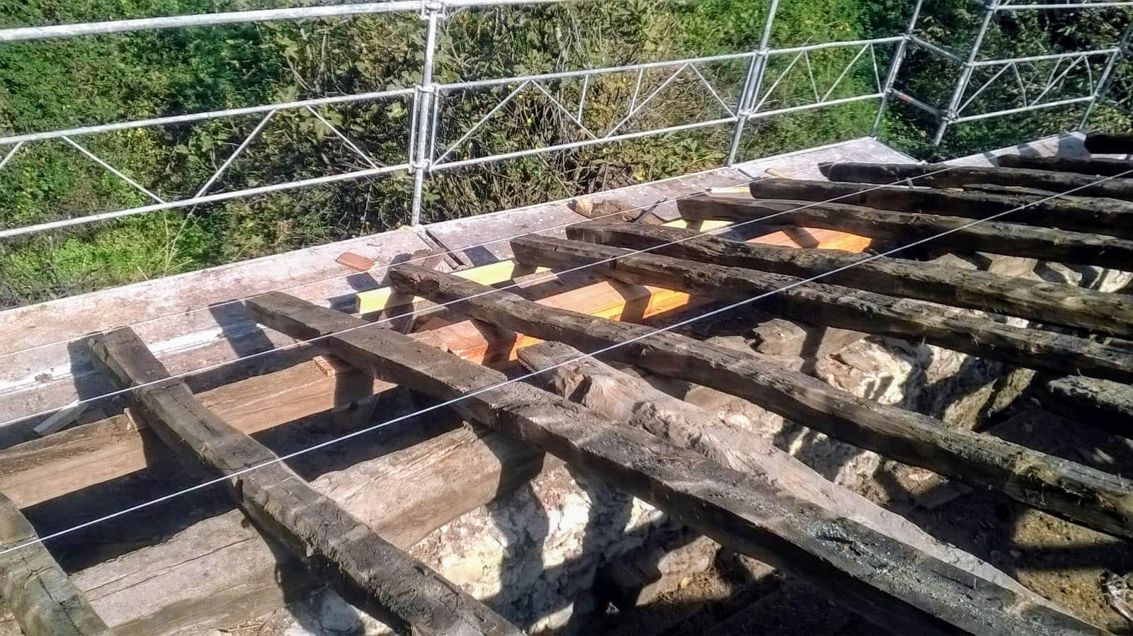 Colocación de tabla canteada de alerce en los vuelos y tablero hidrófugo machihembrado en el interior