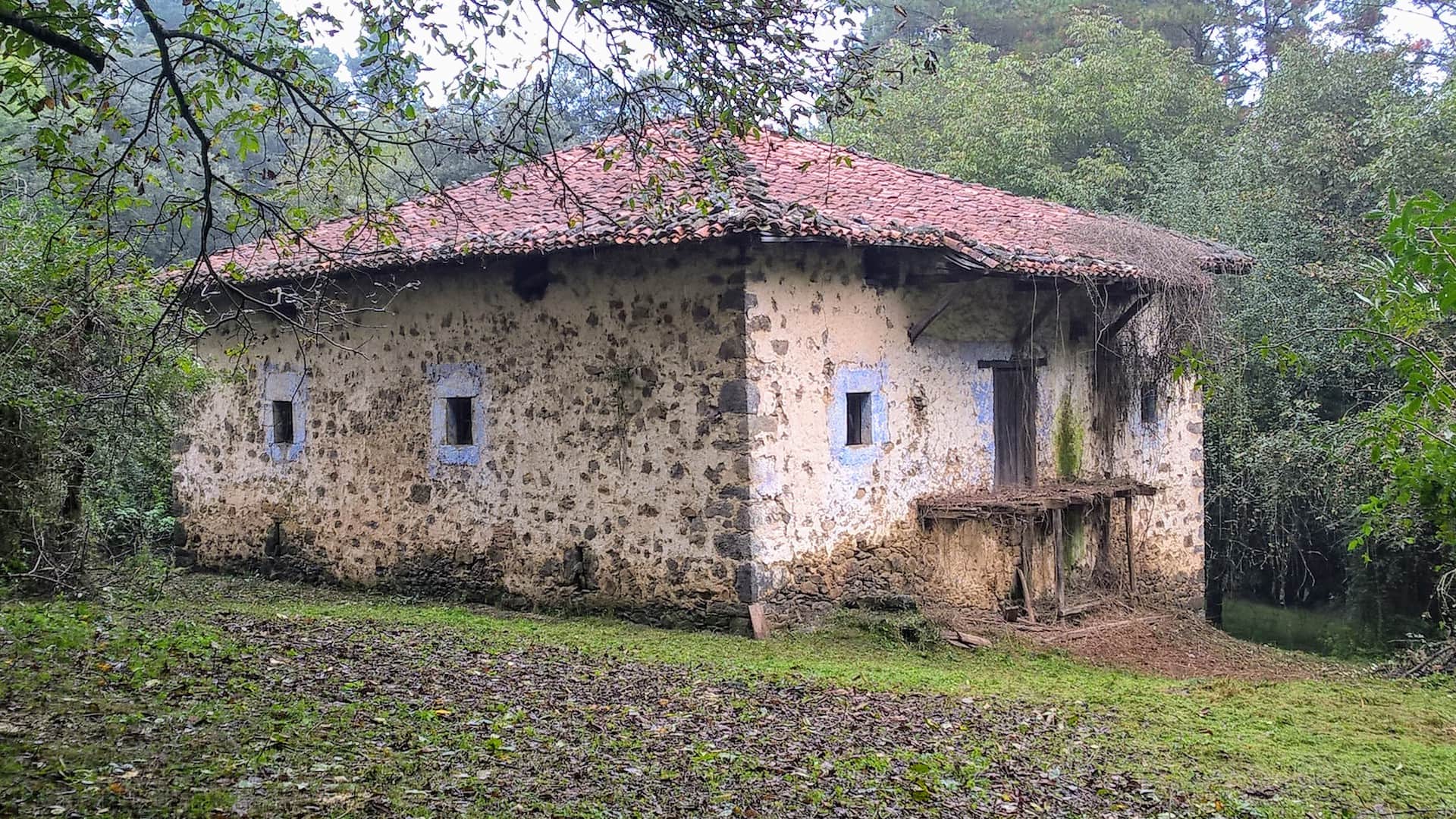 Vista exterior caserío antes de la rehabilitación