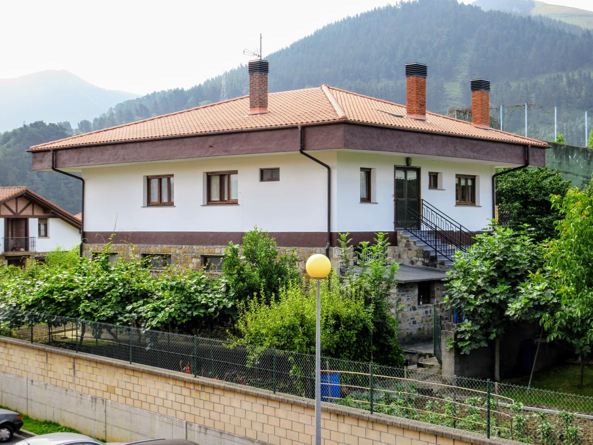 Vista exterior de chalet con recubrimiento con teja cerámica T.B.F. Moreno Canal